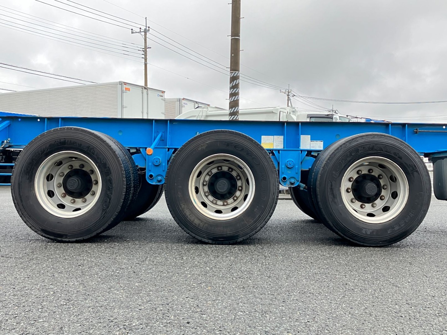 3軸リーフサスです。ホイールは鉄製です|トレクス NCCTB34081の写真6