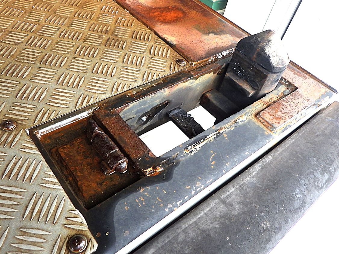 運転席側後方のフタが欠損しています。|日野 プロフィア QPG-FW1EXEJの写真40
