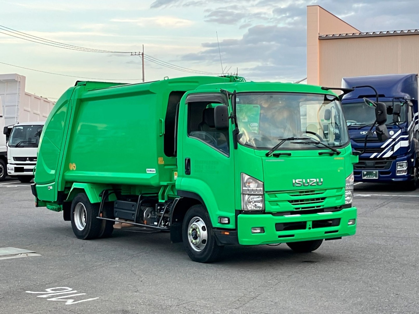 いすゞ フォワード 2PG-FRR90S2(2WD)の写真2