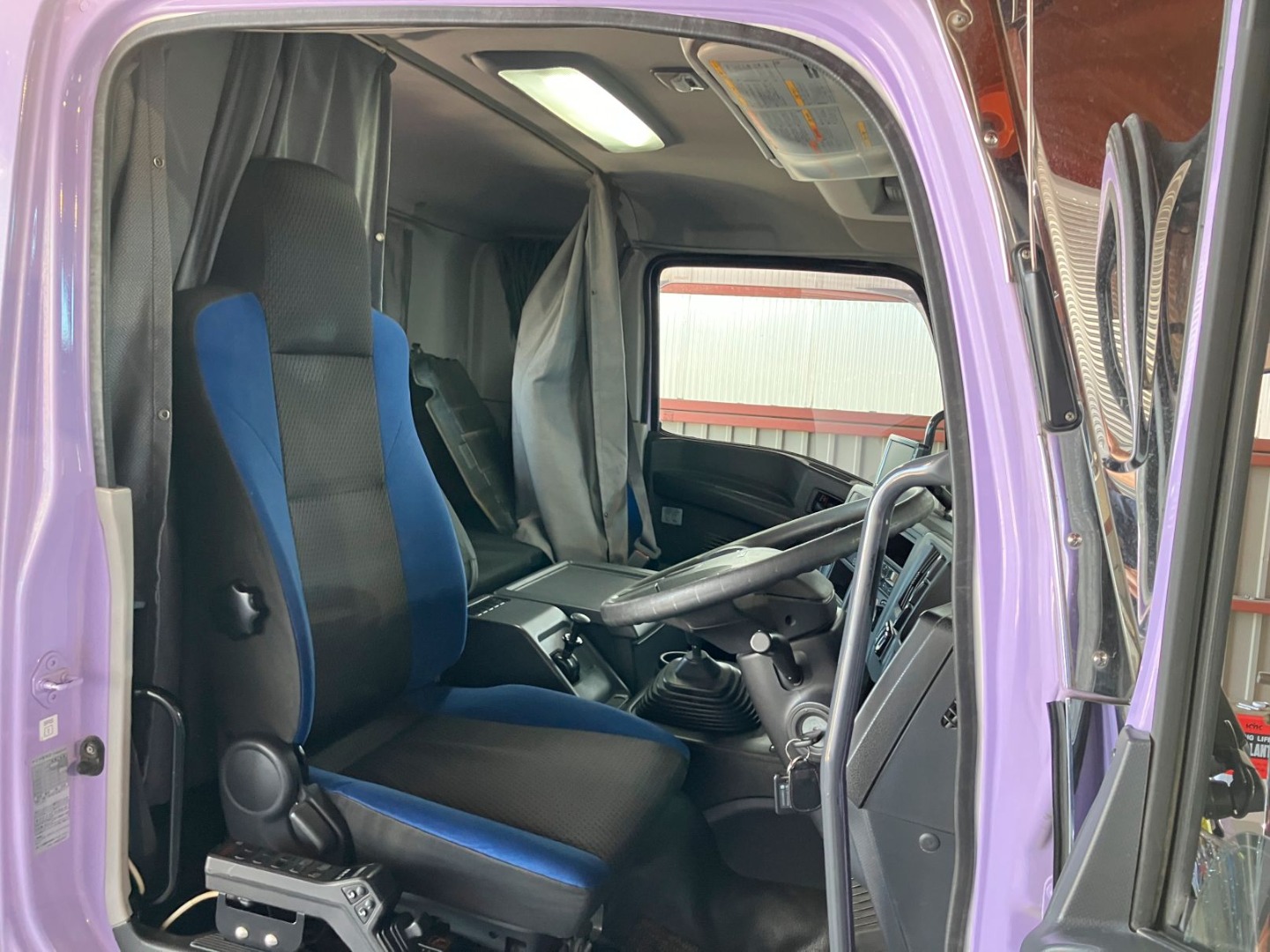 乗車定員は2名です。|いすゞ ギガ QKG-CYZ77BMの写真5