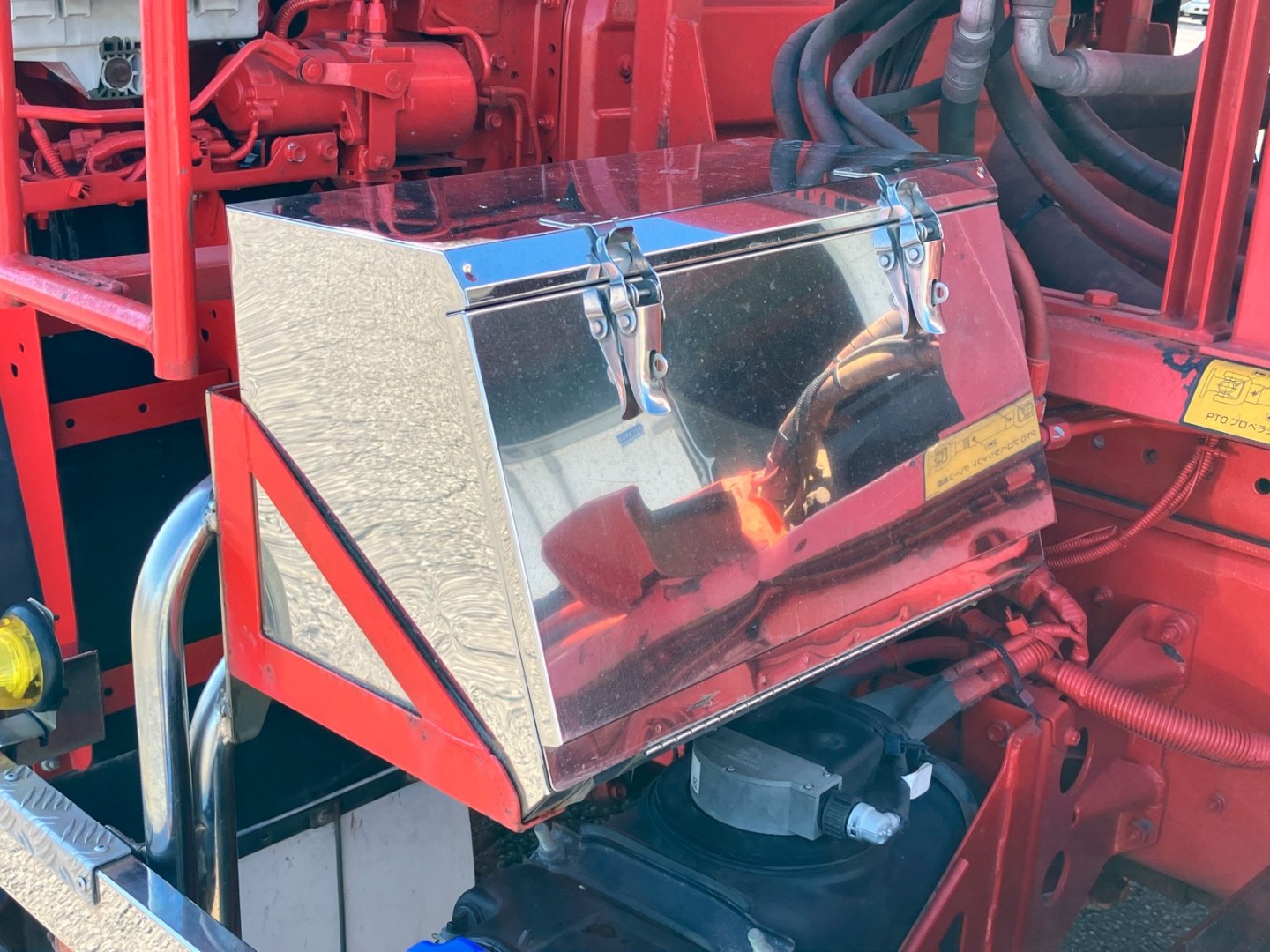 工具箱はステンレス製です。上部に少し凹みがあります|いすゞ ギガ QKG-CYZ77BMの写真14