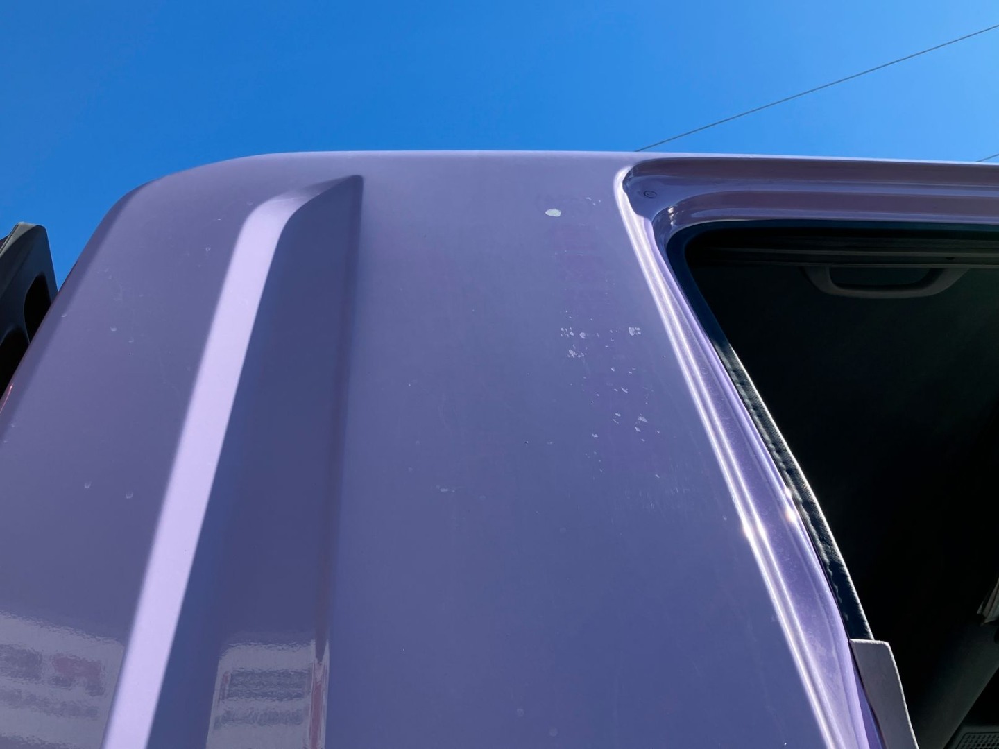 運転席側クオーターパネル上部に看板はがし傷があります。|いすゞ ギガ QKG-CYZ77BMの写真35