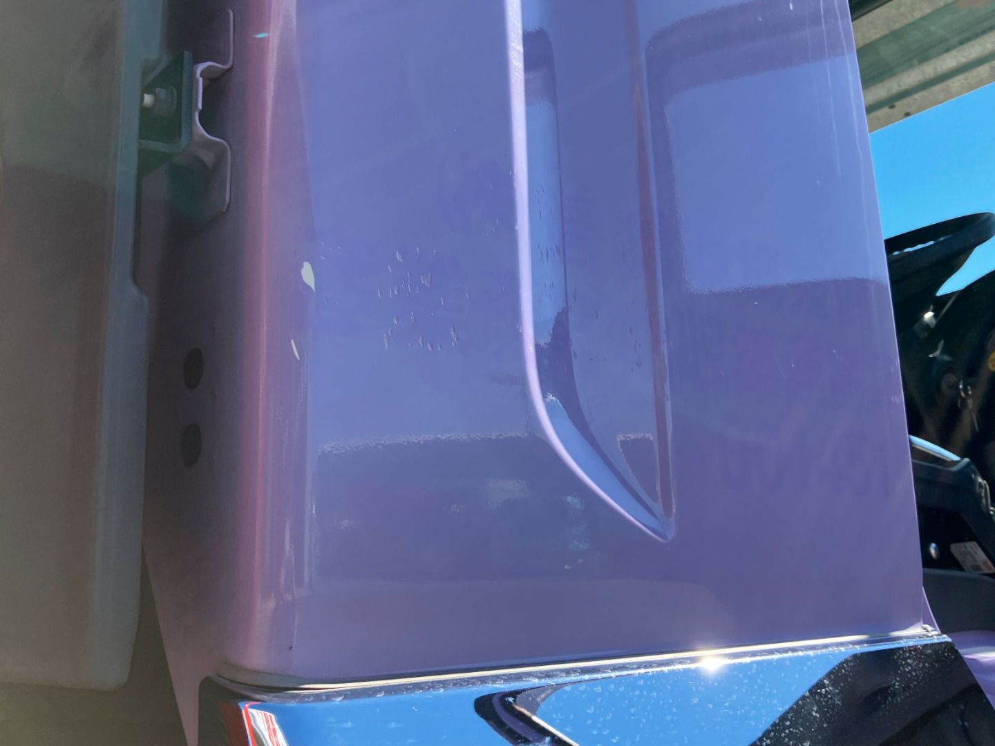 運転席側クオーターパネル下部に看板はがし傷があります。|いすゞ ギガ QKG-CYZ77BMの写真36