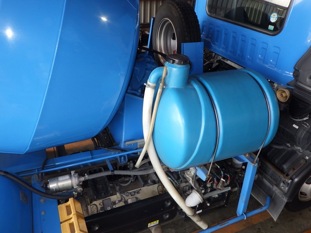 水タンク及びモーターの状態です。|いすゞ フォワード 2PG-FRR90S1(2WD)の写真9