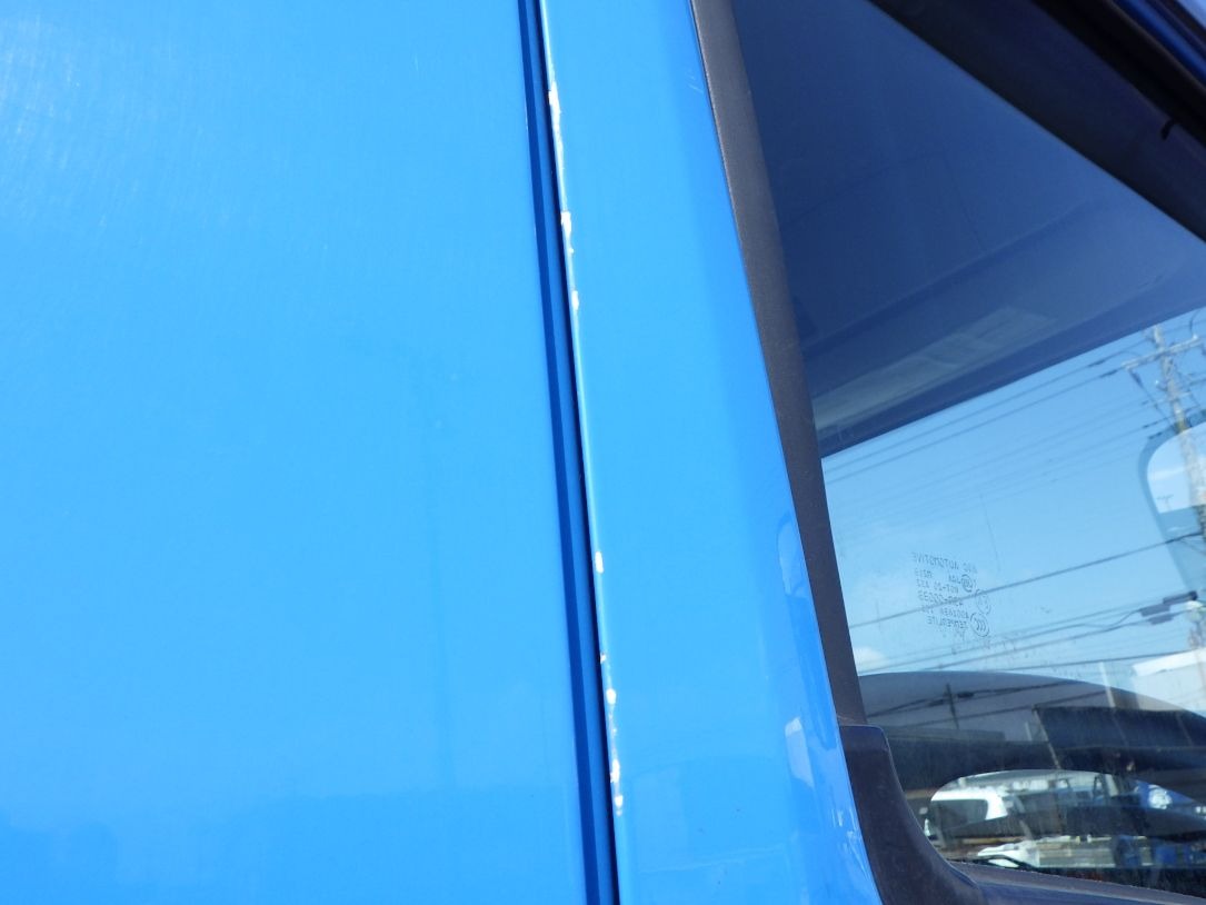 運転席側ドアにキズがあります。|いすゞ フォワード 2PG-FRR90S1(2WD)の写真26