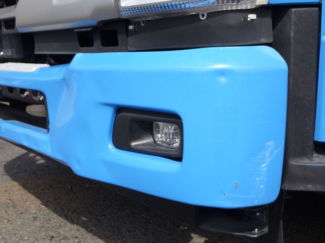 フロントバンパーの助手席側にキズ・ヘコミがあります。|いすゞ フォワード 2PG-FRR90S1(2WD)の写真28