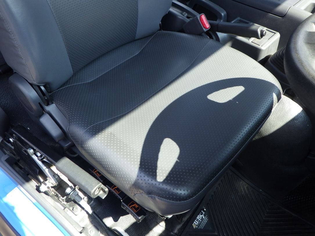 運転席座面にヘタリがあります。|いすゞ フォワード 2PG-FRR90S1(2WD)の写真35