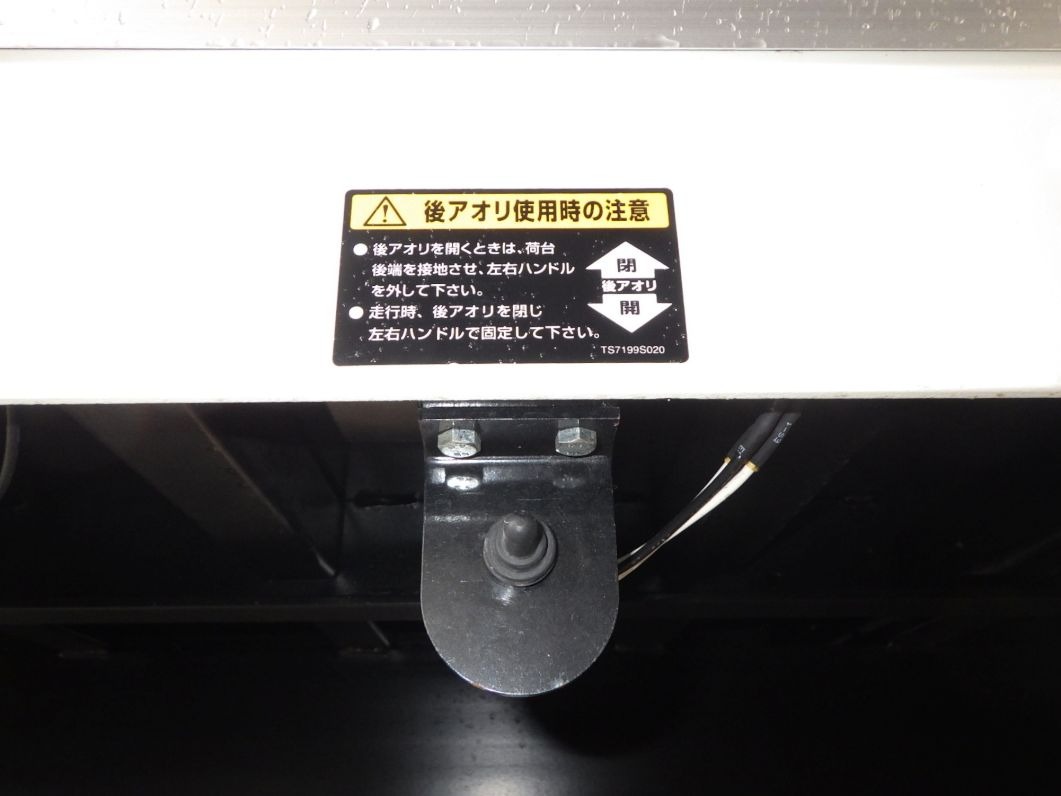 ゲートの操作スイッチです。|日野 レンジャー 2PG-FE2ACAの写真17