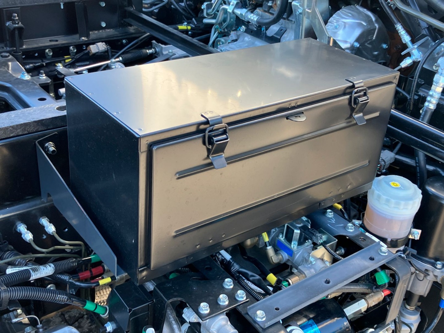 工具箱は鉄製です。|いすゞ フォワード 2RG-FRR90S4(2WD)の写真16