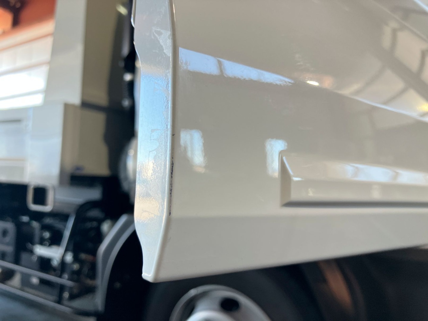 運転席側ドア端に小傷があります。|いすゞ フォワード 2RG-FRR90S4(2WD)の写真18