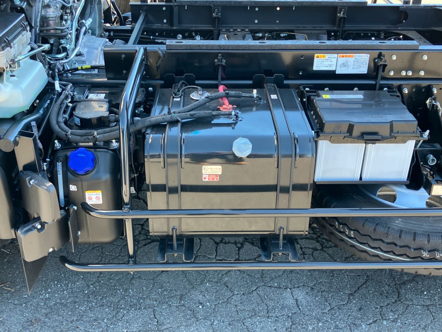 燃料タンクは90L+アドブルー付きです。|いすゞ フォワード 2RG-FRR90S4(2WD)の写真19