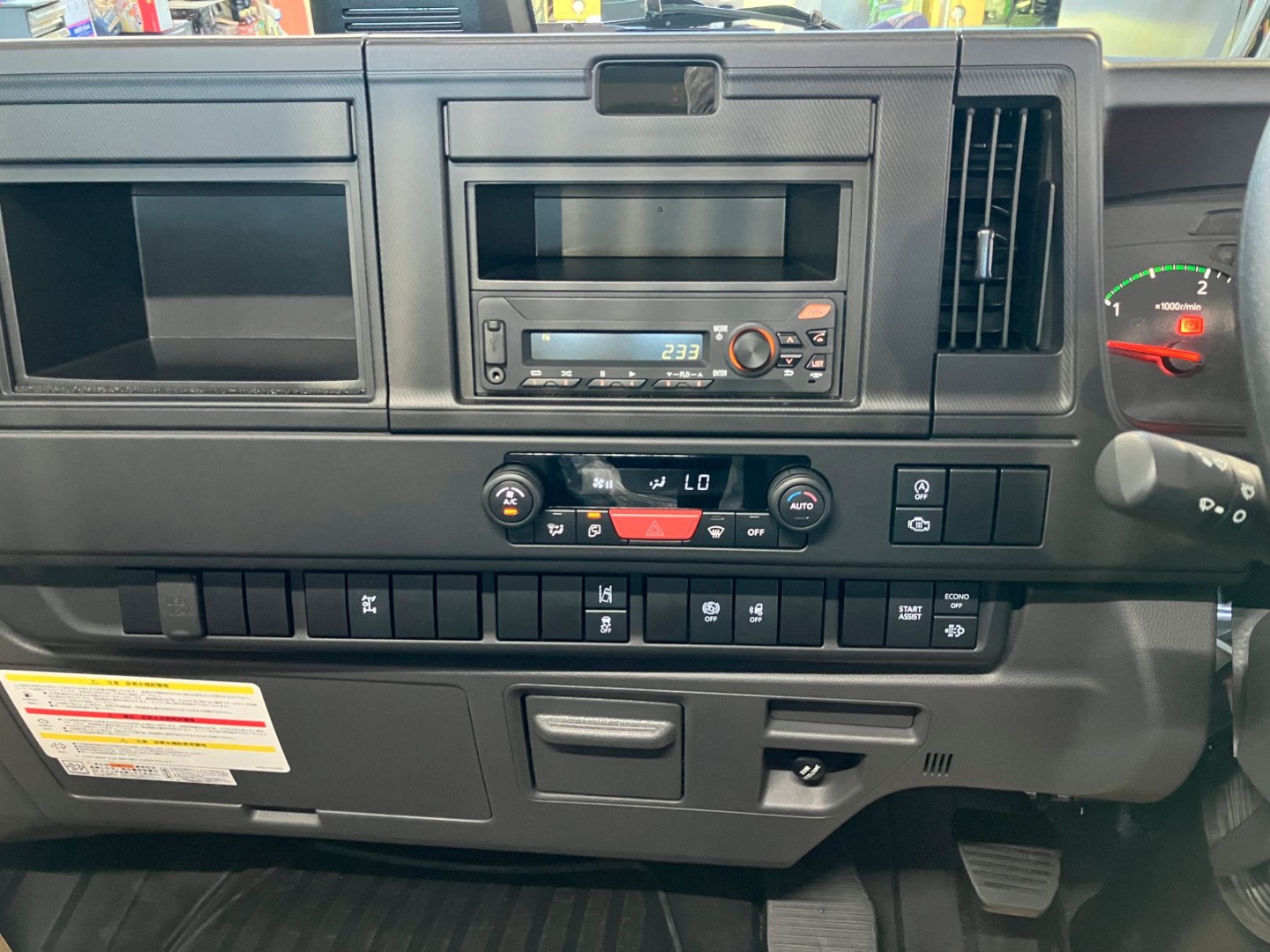 スイッチ類です。|いすゞ フォワード 2RG-FRR90S4(2WD)の写真21