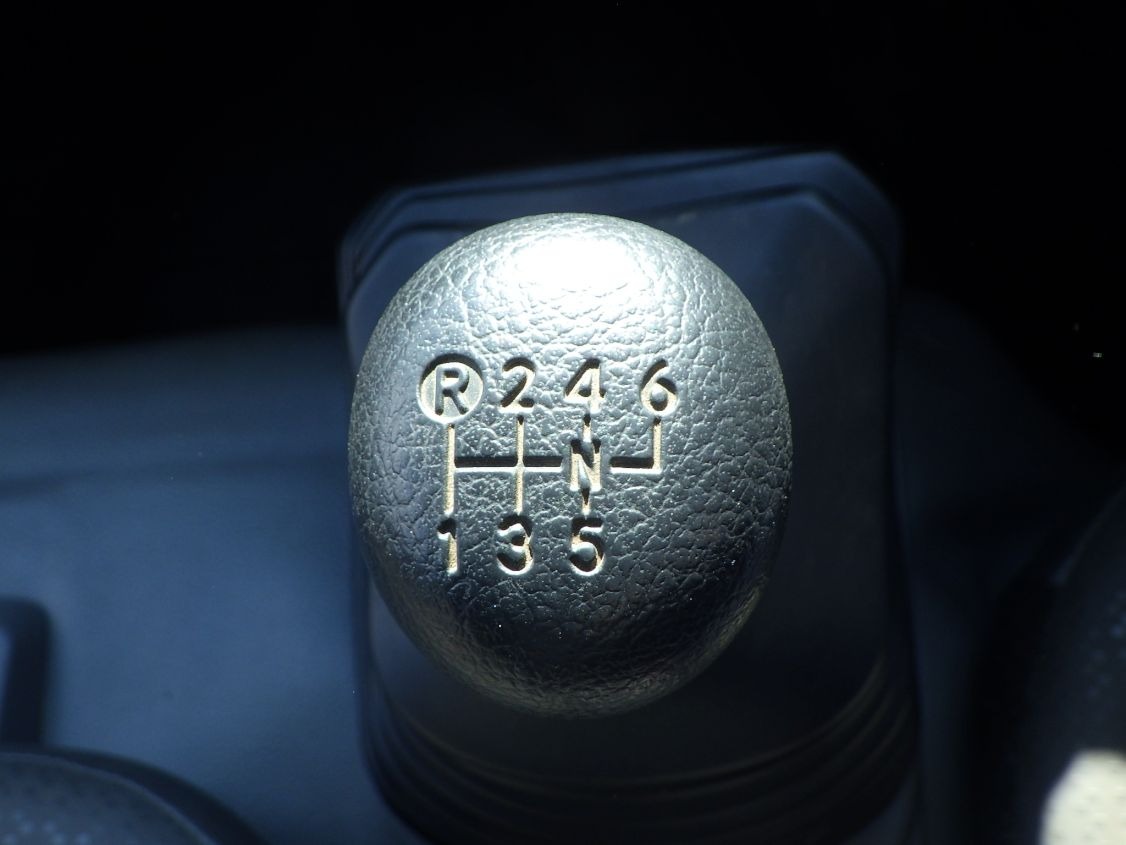 MT6速です。|日野 デュトロ 2KG-XZU600T(2WD)の写真22