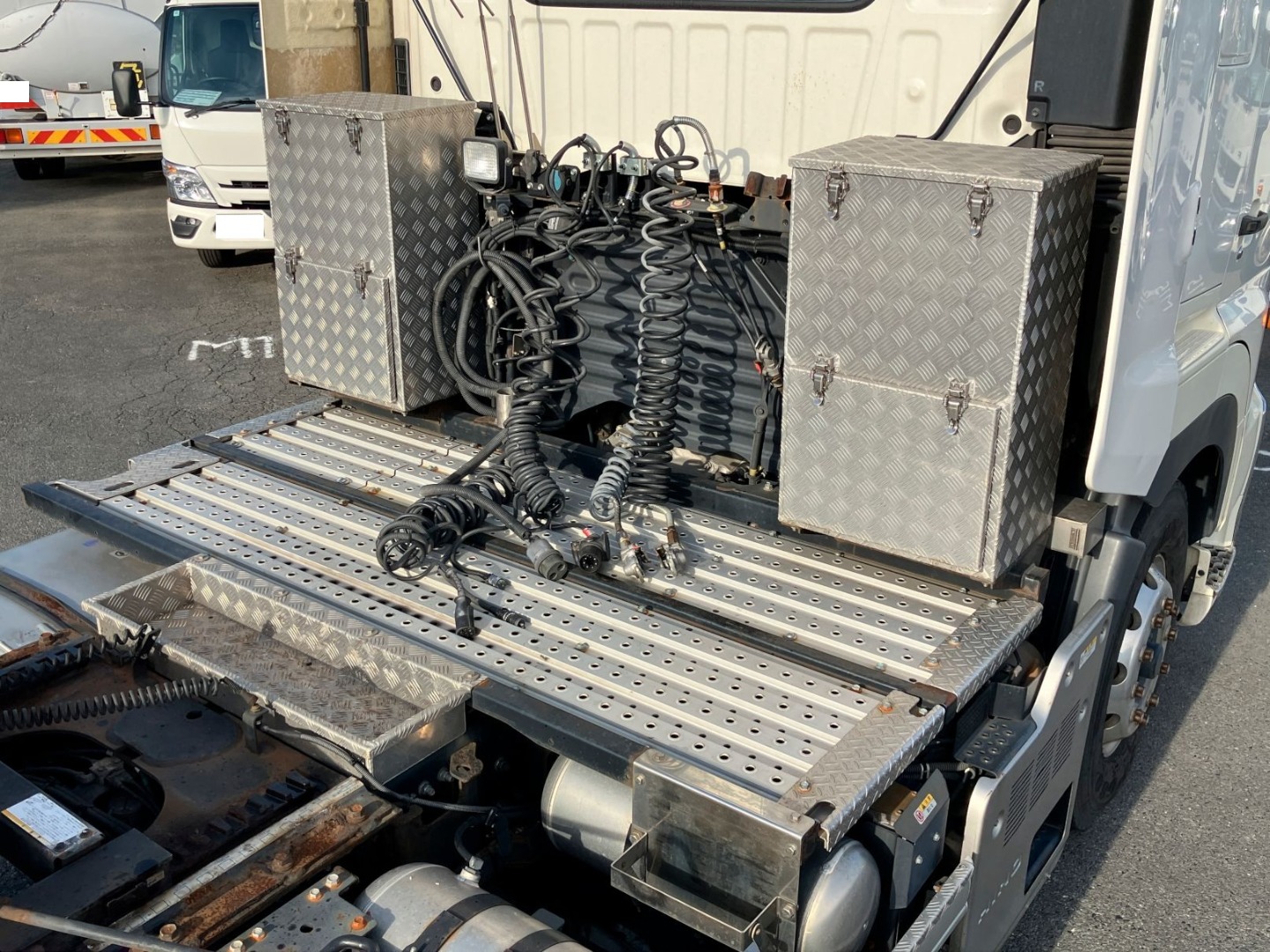踊り場はアルミ製・工具箱はアルミ縞板です。|日野 プロフィア 2DG-SH1EEGGの写真13