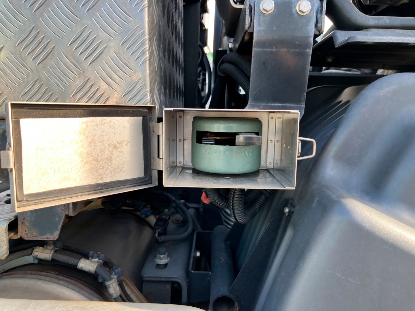 電源ケーブルのスイッチです。運転席キャブ後方に付いています|日野 プロフィア 2DG-SH1EEGGの写真15