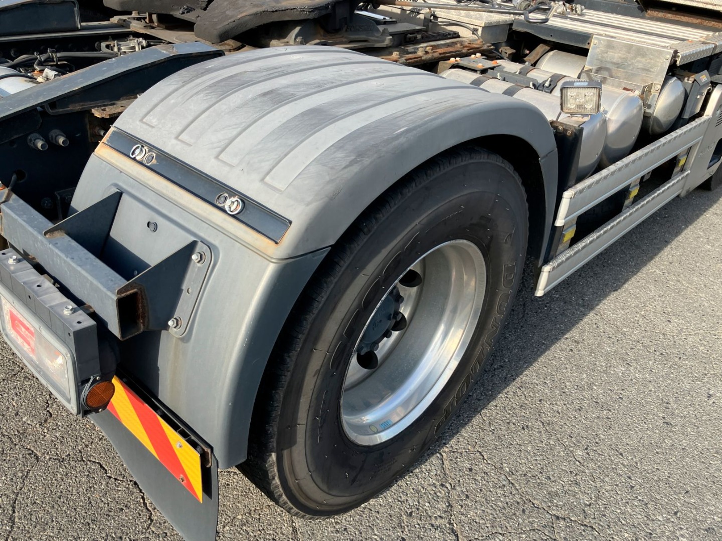 運転席側リヤフェンダーに擦れがあります。|日野 プロフィア 2DG-SH1EEGGの写真29
