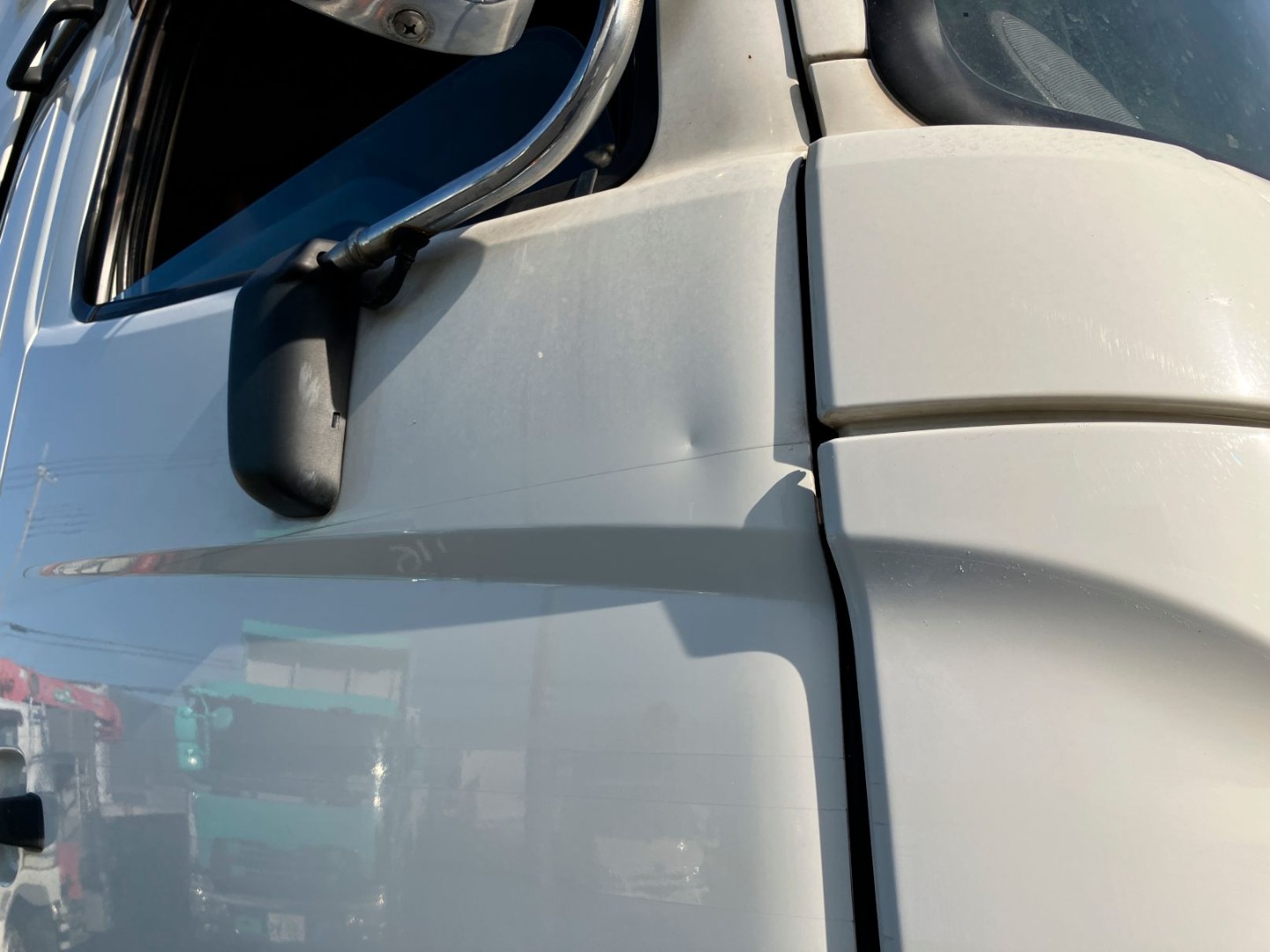 運転席ドア前方に凹みがあります。|日野 プロフィア 2DG-SH1EEGGの写真48