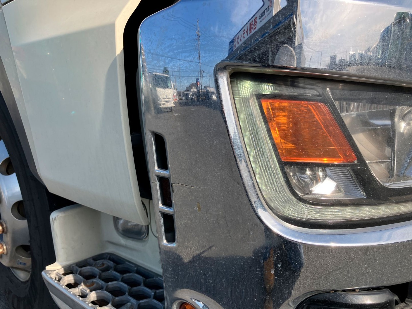 運転席側ヘッドランプガーニッシュに擦れキズがあります。|日野 プロフィア 2DG-SH1EEGGの写真50