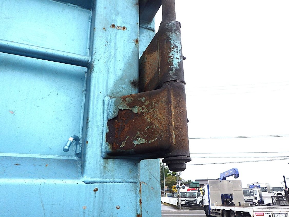 リヤヒンジにサビがあります。|三菱 スーパーグレート 2KG-FV70HZの写真34
