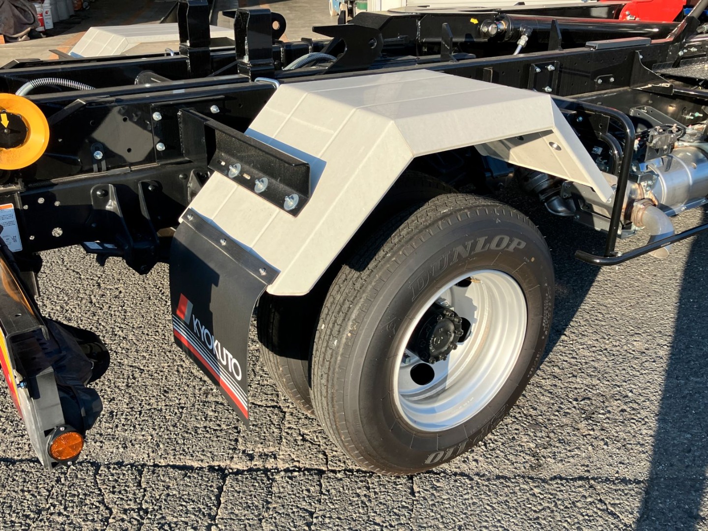 リヤフェンダーは鉄製です。スチールホイールです|日野 レンジャー 2PG-FD2ABA(2WD)の写真17