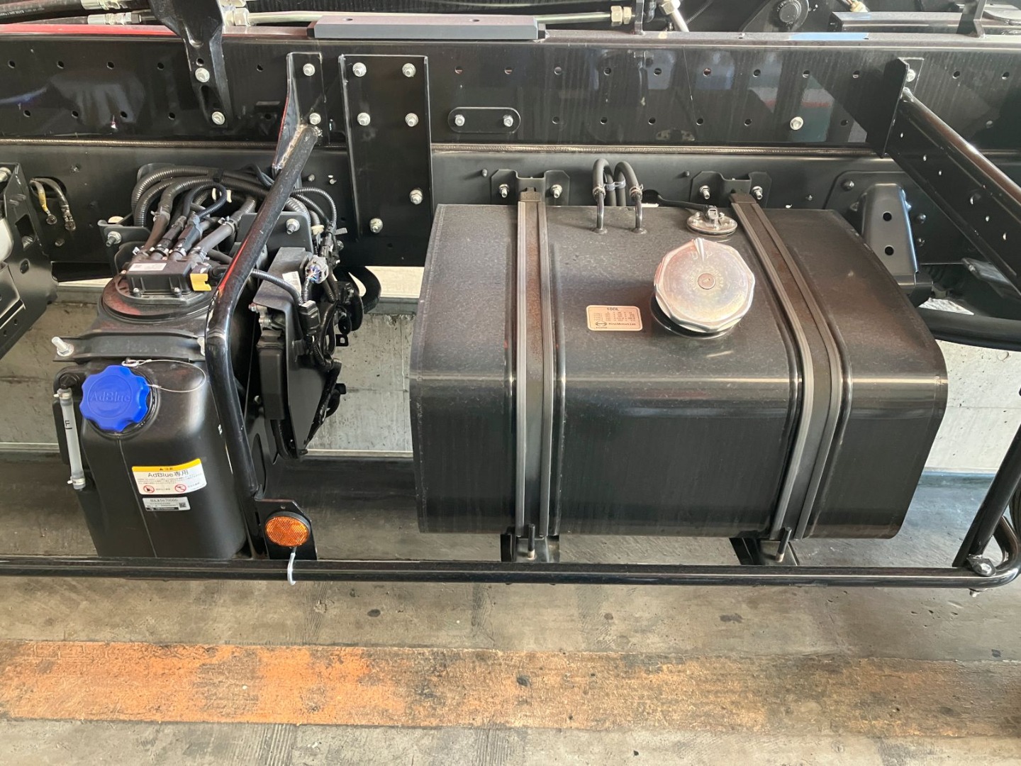 燃料タンクは100L・アドブルー付きです。|日野 レンジャー 2PG-FD2ABA(2WD)の写真20