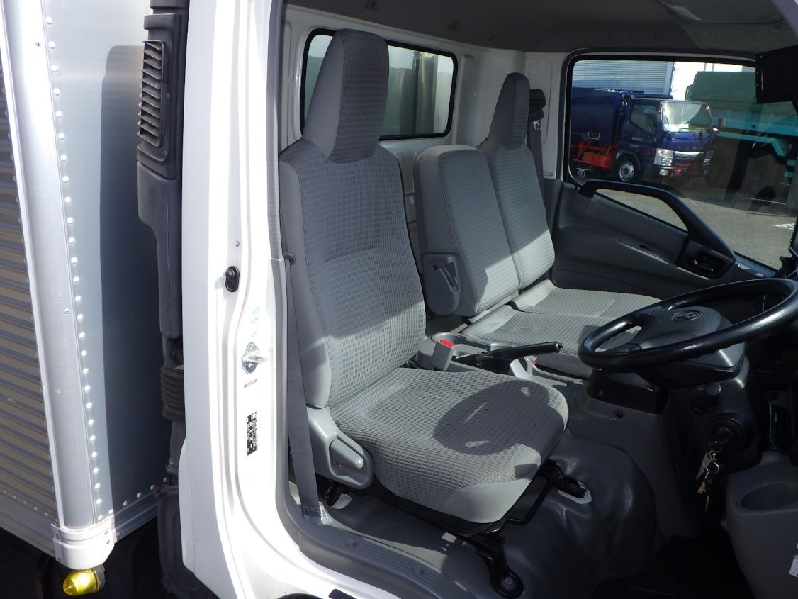 乗車定員は3名です。|トヨタ TKG-XZU710(2WD)の写真6