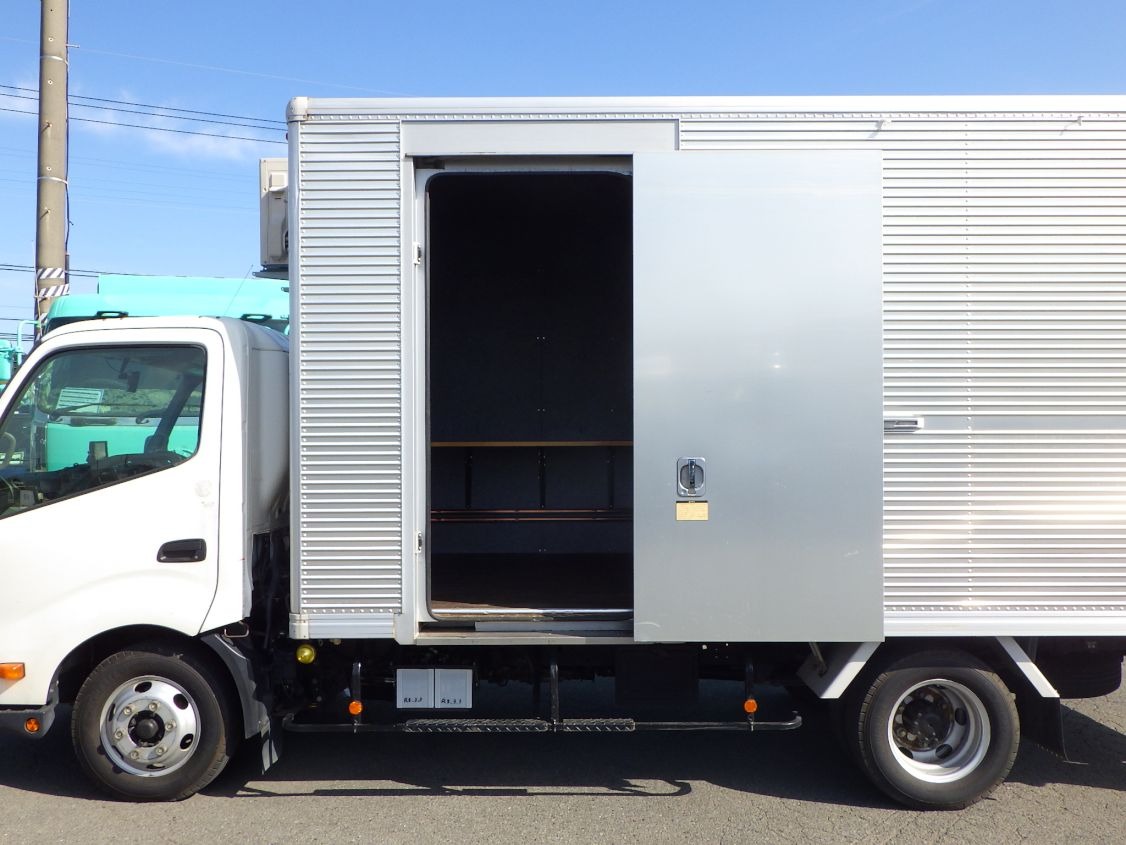 助手席側に片開式スライドドアが付いています。|トヨタ TKG-XZU710(2WD)の写真11