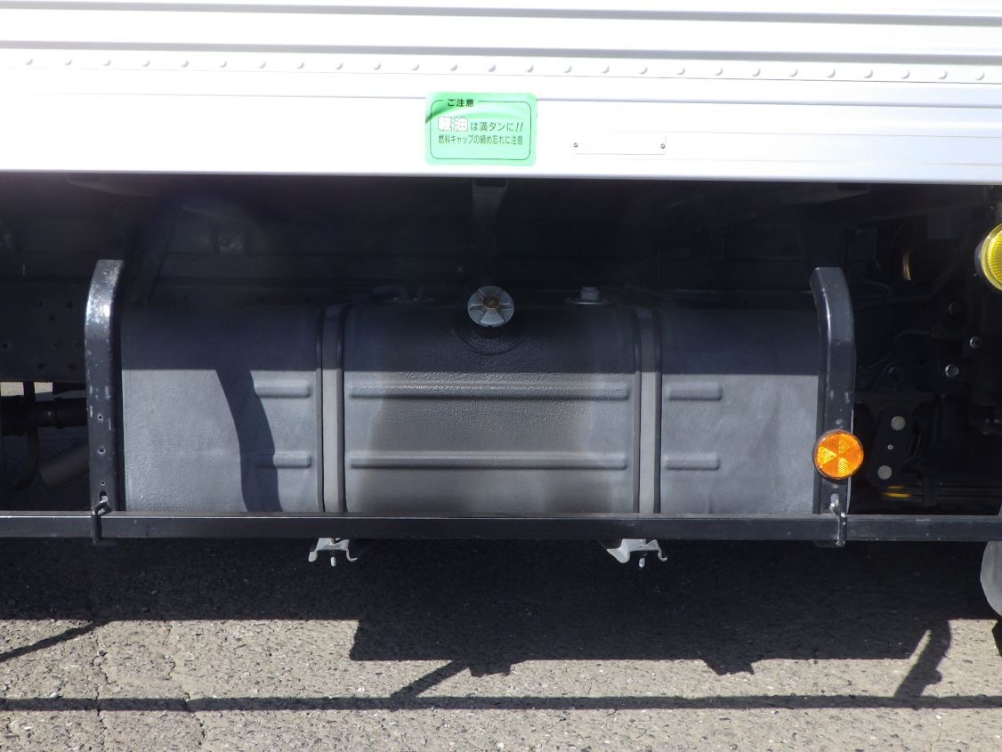 燃料タンクは100Lです。|トヨタ TKG-XZU710(2WD)の写真14