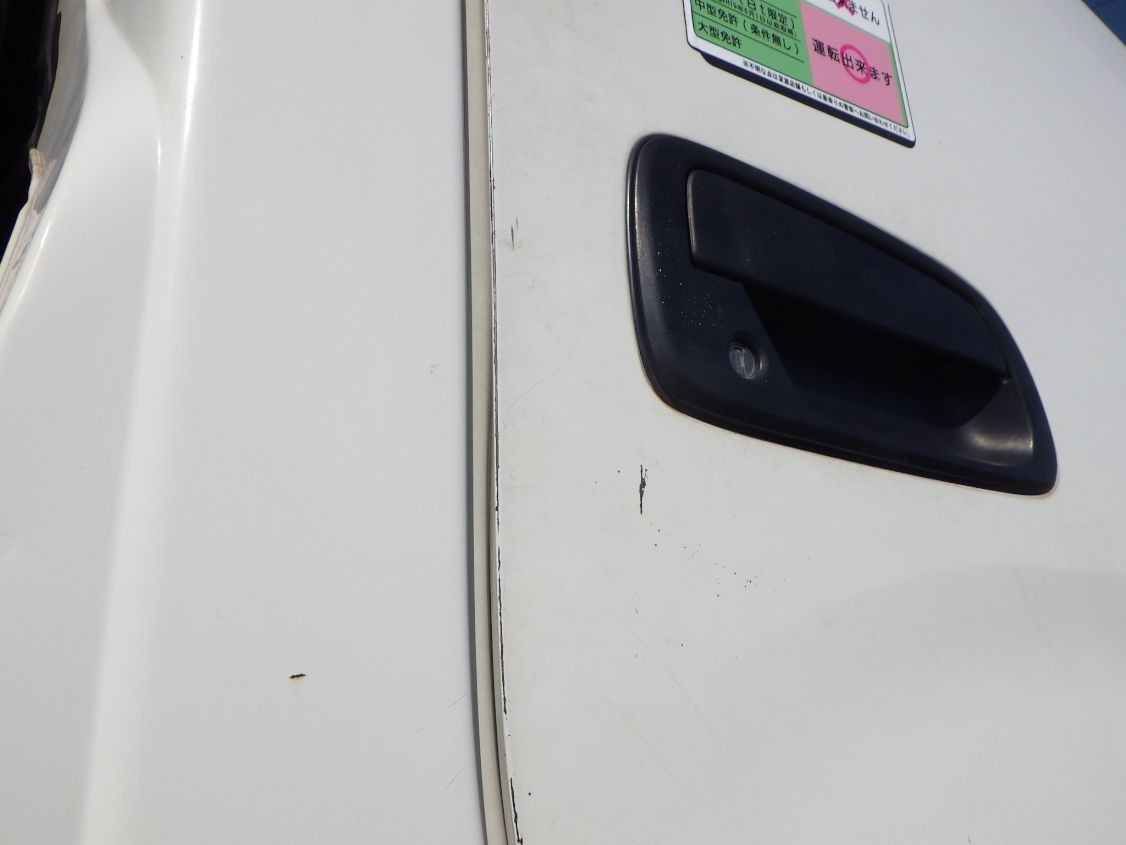 運転席側ドアにキズがあります。(助手席側にもあります)|トヨタ TKG-XZU710(2WD)の写真21