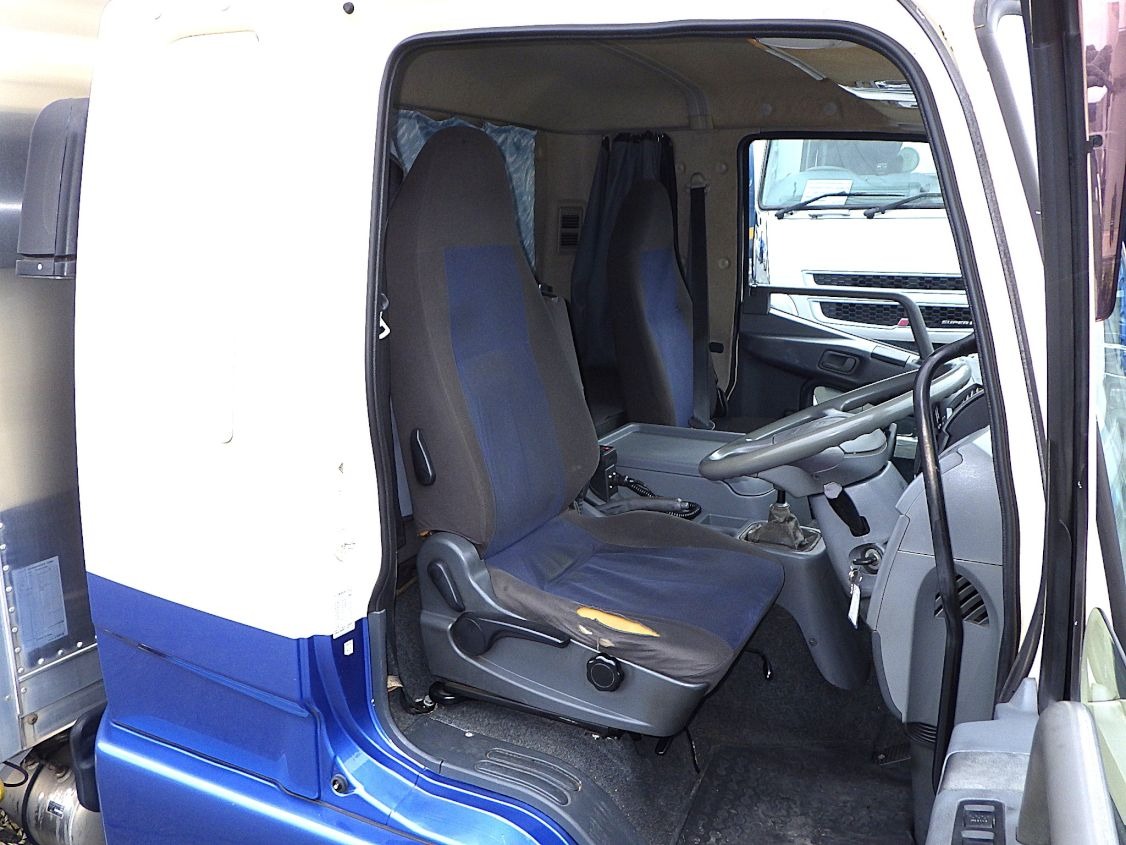 乗車定員は2名です。|三菱 ファイター TKG-FK64F(2WD)の写真6