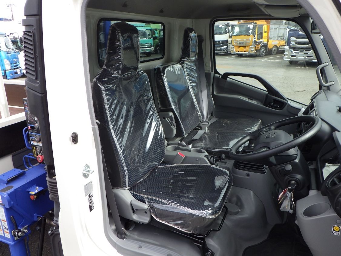 乗車定員は3名です。|日野 デュトロ 2KG-XZU710M(2WD)の写真6