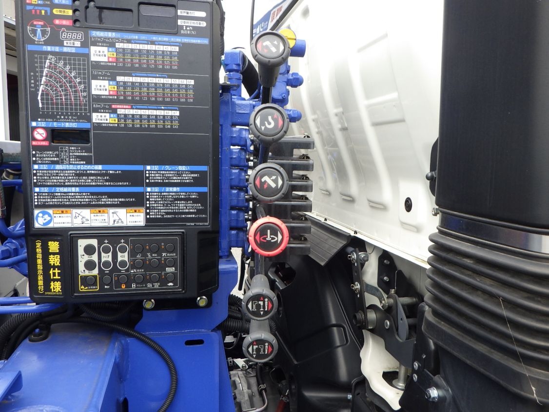 クレーンの操作レバーです。|日野 デュトロ 2KG-XZU710M(2WD)の写真12