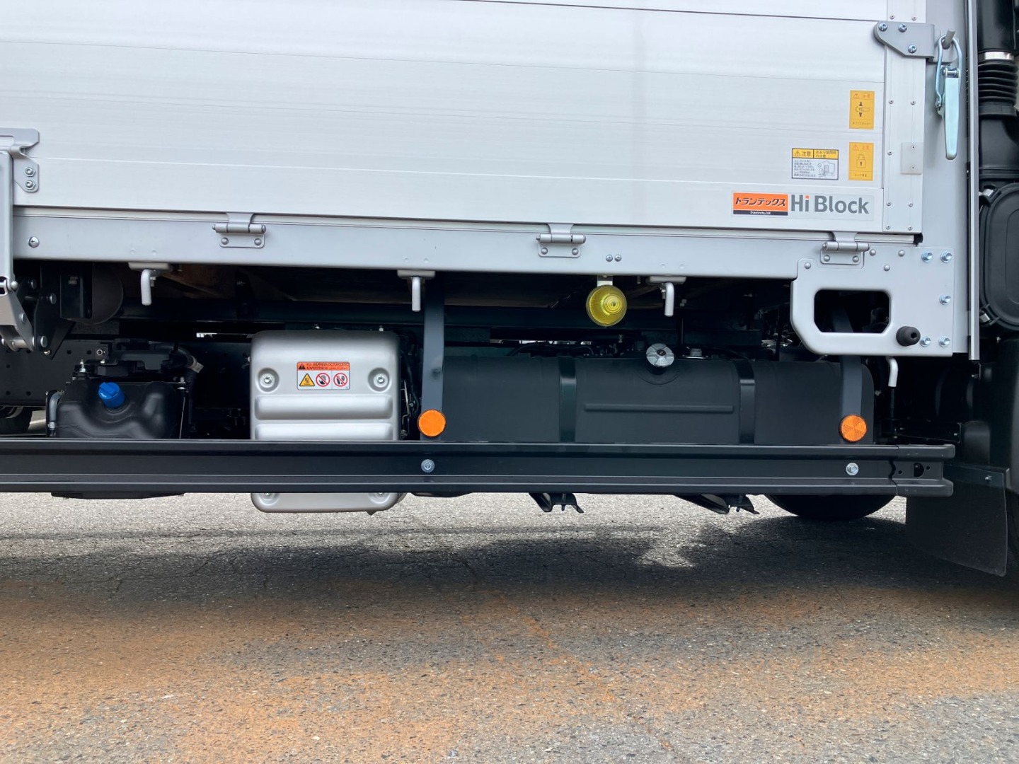 燃料タンクは100L・アドブルー付きです。|日野 デュトロ 2WG-XZU723N(2WD)の写真23