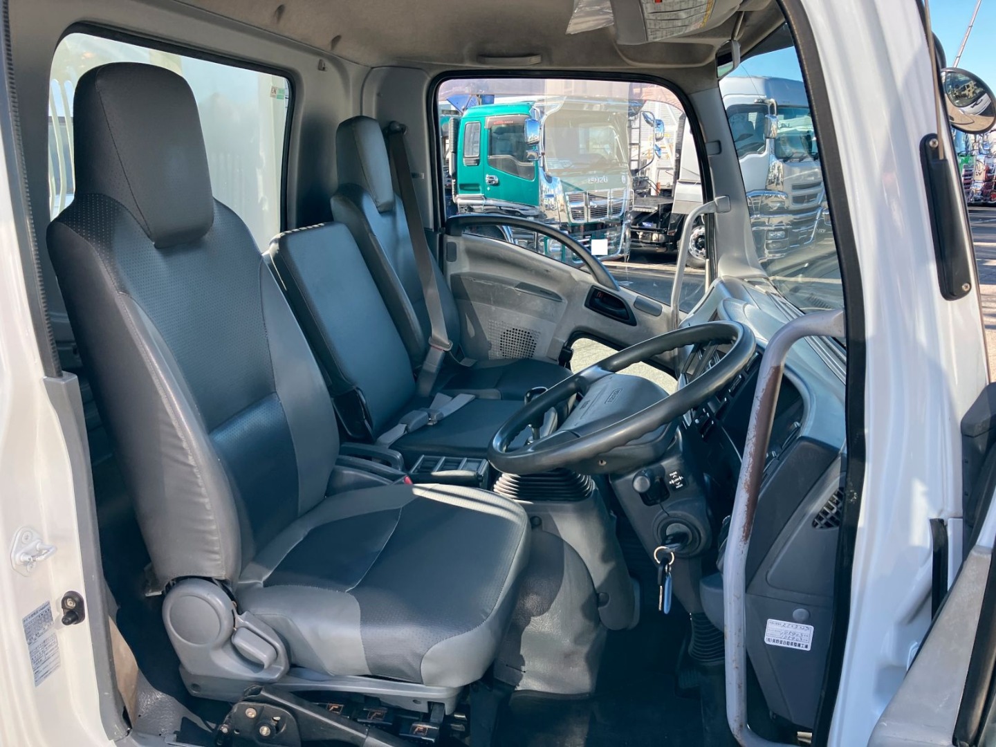 乗車定員は3名です。運転席助手席座面は張替えしてあります|いすゞ フォワード TKG-FRR90S1(2WD)の写真5