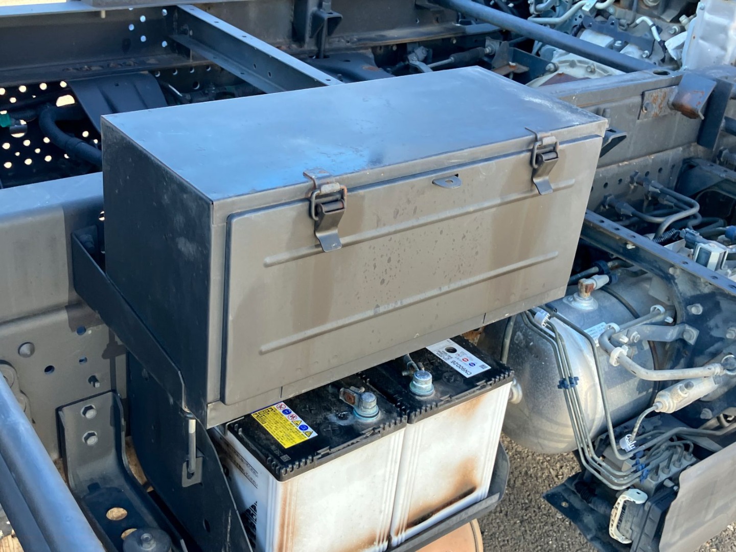 工具箱は鉄製です。|いすゞ フォワード TKG-FRR90S1(2WD)の写真18