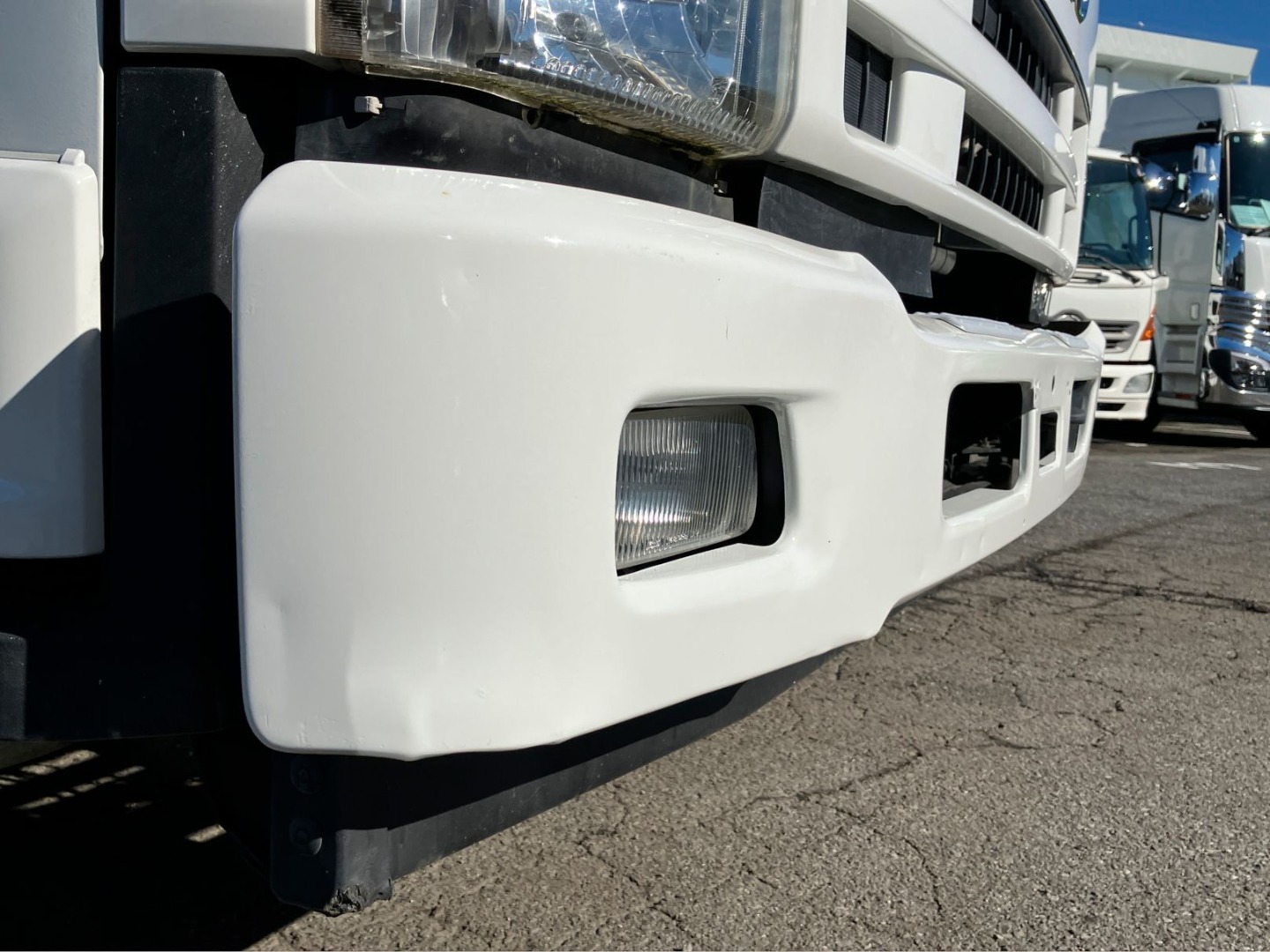 スロントバンパー運転席側に少し曲がりがあります。|いすゞ フォワード TKG-FRR90S1(2WD)の写真35