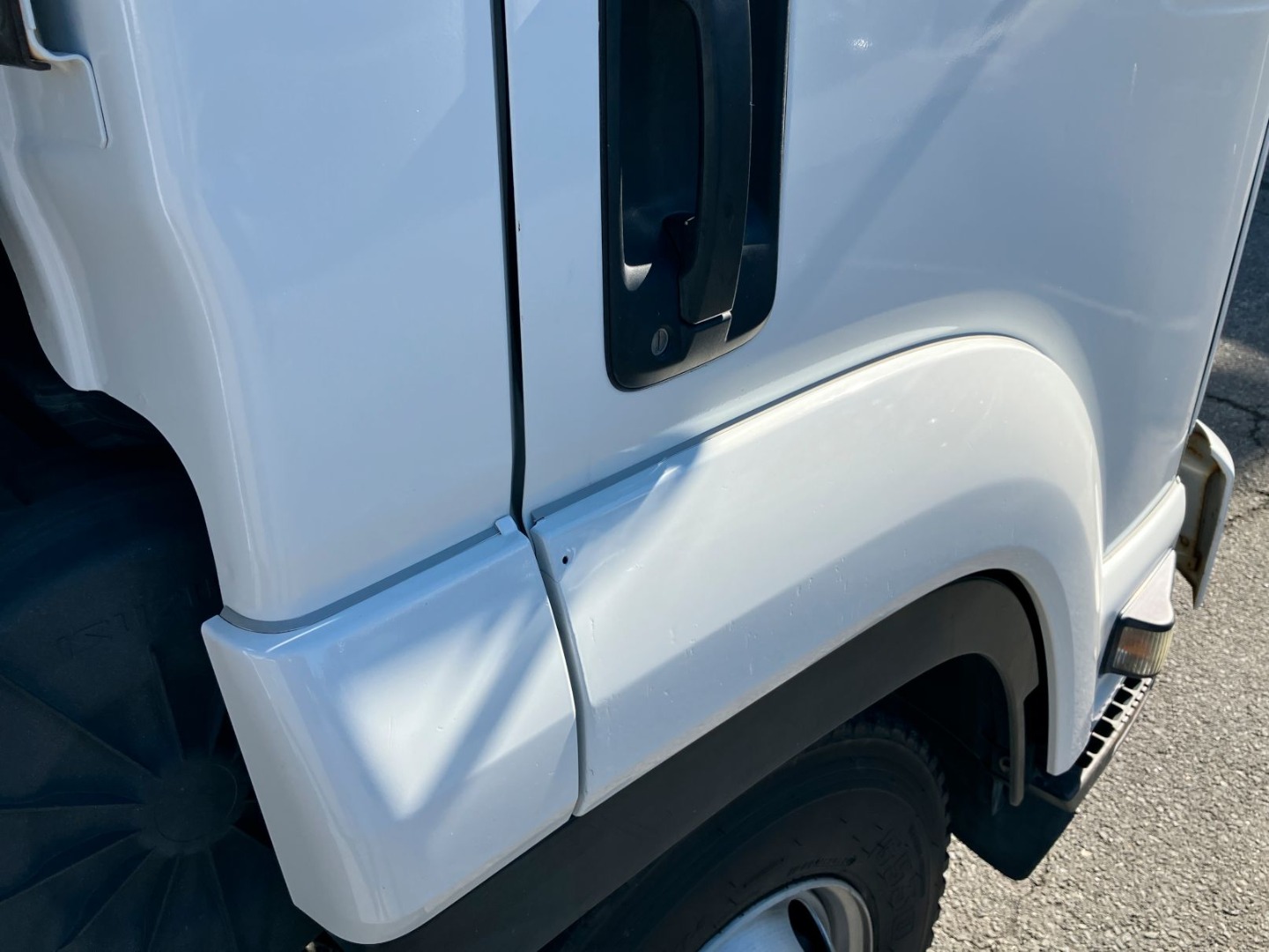 運転席側ドアフェンダーに加工穴・キズ跡があります。|いすゞ フォワード TKG-FRR90S1(2WD)の写真37