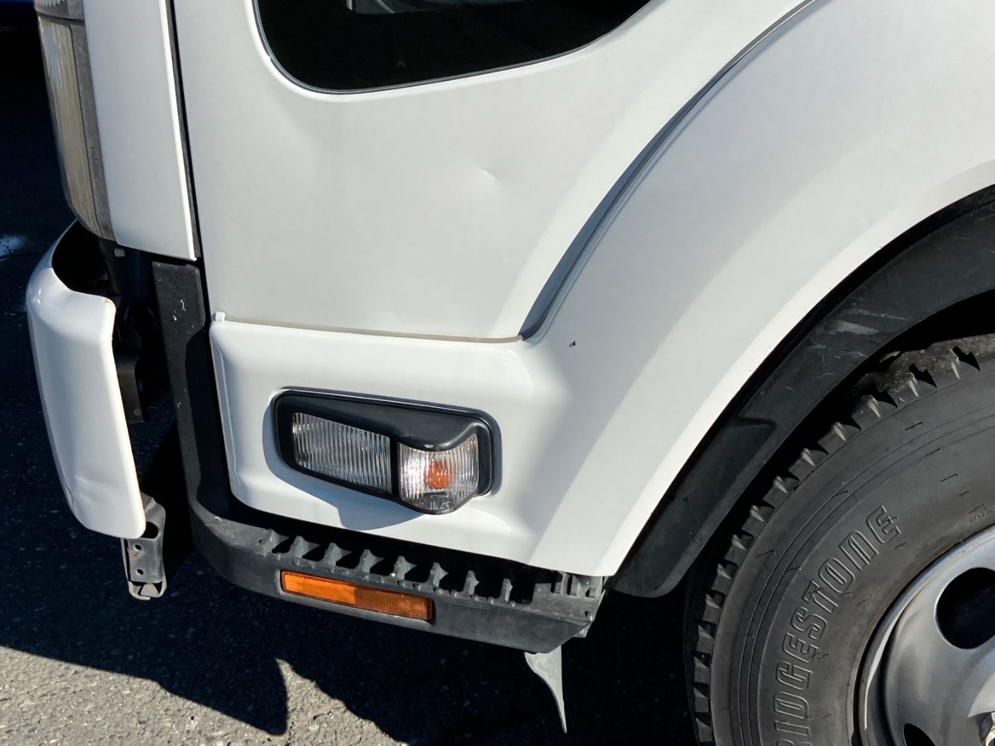 助手席側ドア下面に凹みがあります。|いすゞ フォワード TKG-FRR90S1(2WD)の写真40