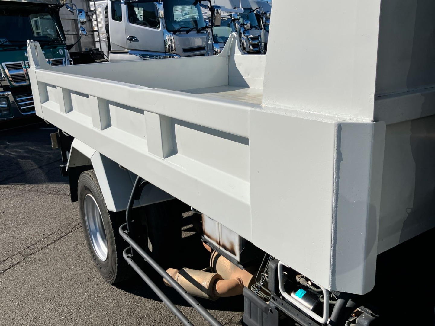 運転席側ボデー側面の状態です。凸・凹み・キズ跡があります|いすゞ フォワード TKG-FRR90S1(2WD)の写真47