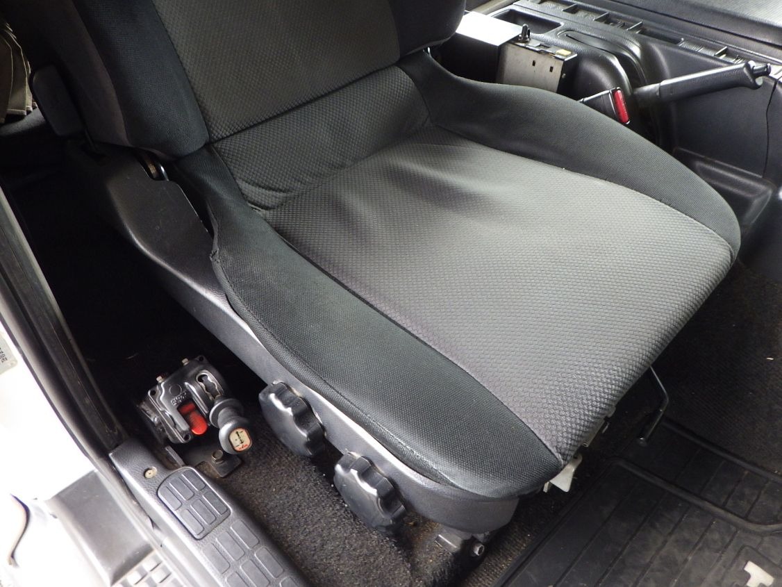 運転席座面にヘタリがあります。|日野 レンジャー LKG-FE7JJAAの写真39