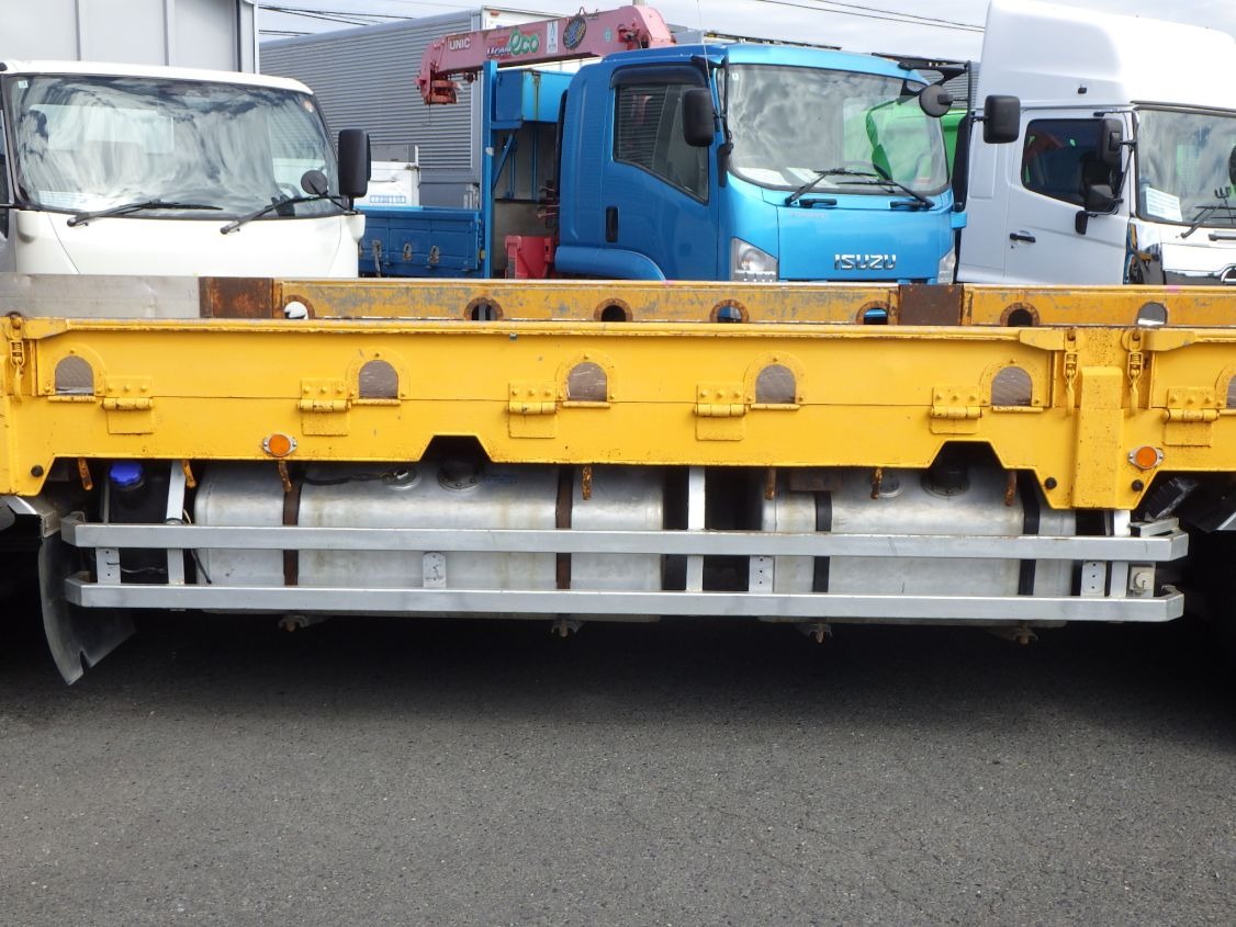 燃料タンクは300LX200Lです。|いすゞ ギガ QKG-CYJ77Aの写真14