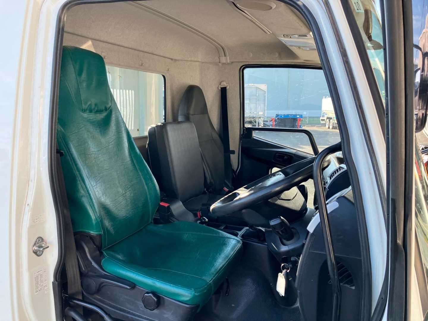 乗車定員は3名です。運転席座面にヘタリがあります|三菱 ファイター 2KG-FK72F(2WD)の写真5