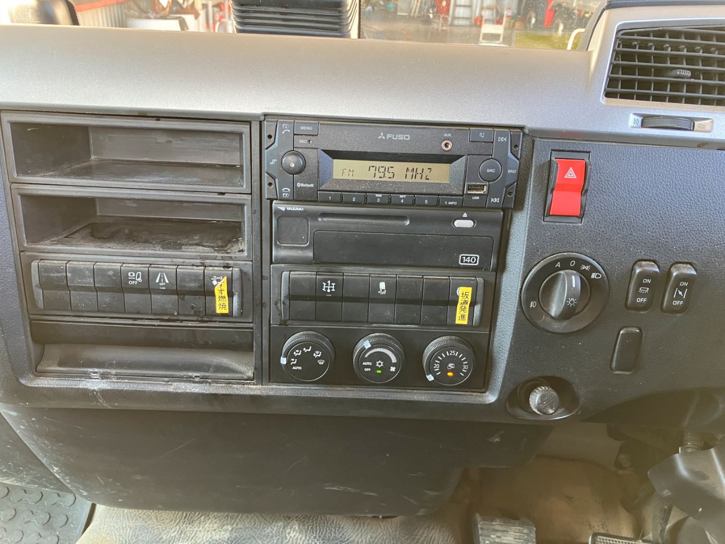 スイッチ類です。|三菱 ファイター 2KG-FK72F(2WD)の写真22
