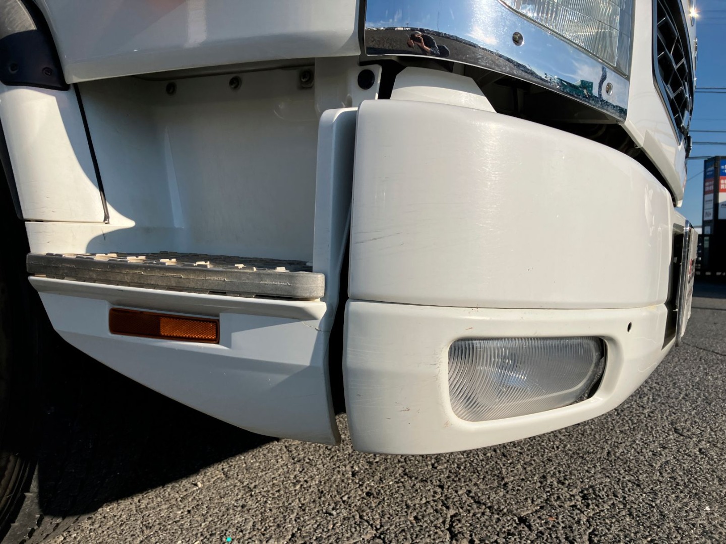 運転席側フロントバンパーにスレ・ステップカバーに少しヒビ割れがあります。|三菱 ファイター 2KG-FK72F(2WD)の写真32