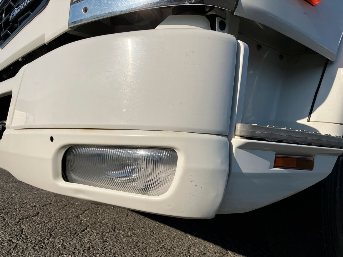 助手席側フロントバンパー下部に凹みがあります。|三菱 ファイター 2KG-FK72F(2WD)の写真33