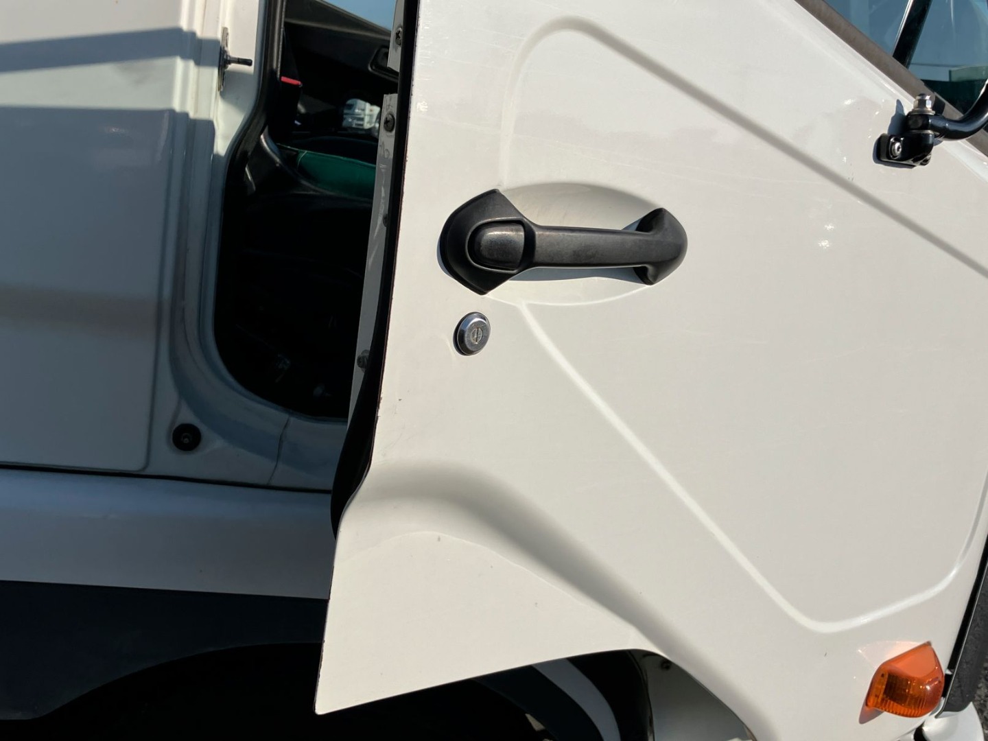 運転席側ドア端に小傷があります。|三菱 ファイター 2KG-FK72F(2WD)の写真35