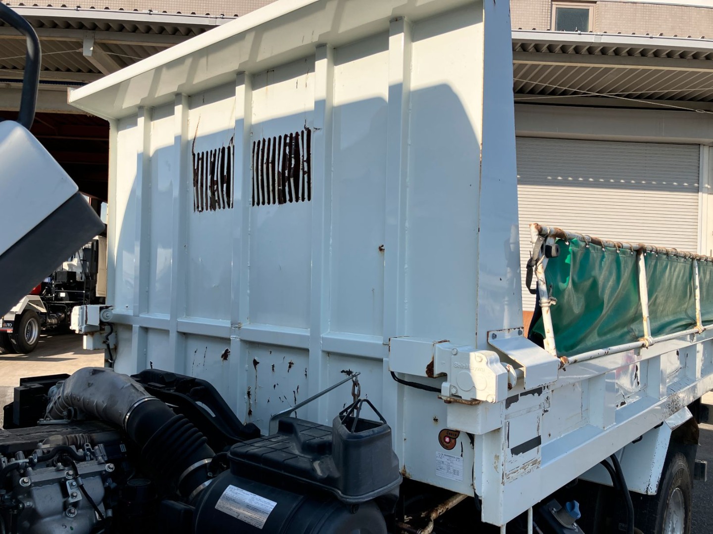 プロテクター前面の状態です。凸・サビ・少しふくらみがあります|三菱 ファイター 2KG-FK72F(2WD)の写真37