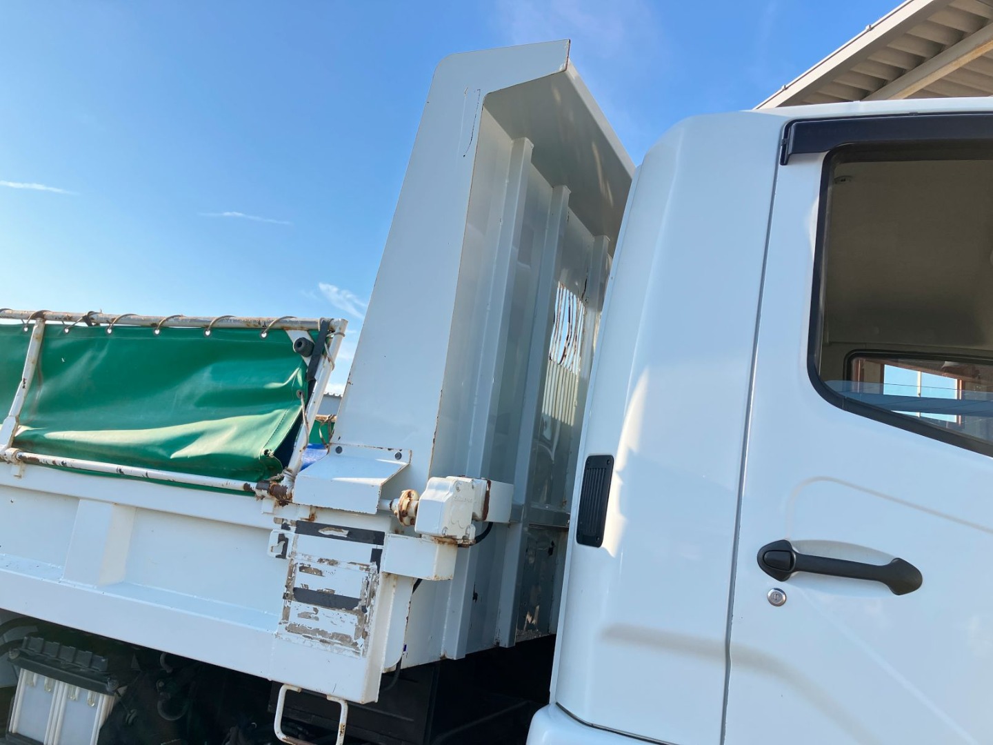 運転席側ボデー側面前方にキズ・サビ・テープ糊跡があります。|三菱 ファイター 2KG-FK72F(2WD)の写真39
