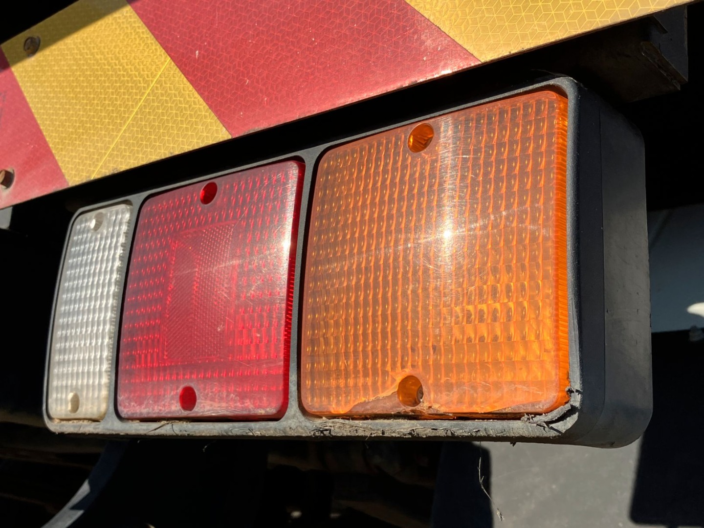 運転席側リヤウインカーレンズにヒビがあります。|三菱 ファイター 2KG-FK72F(2WD)の写真50