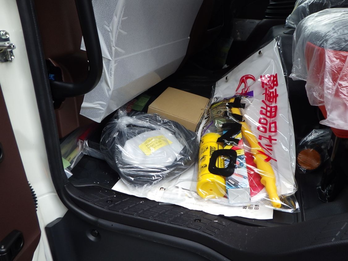 キャブ内に付属品が積んであります。|日野 レンジャー 2KG-FE2ACAの写真15